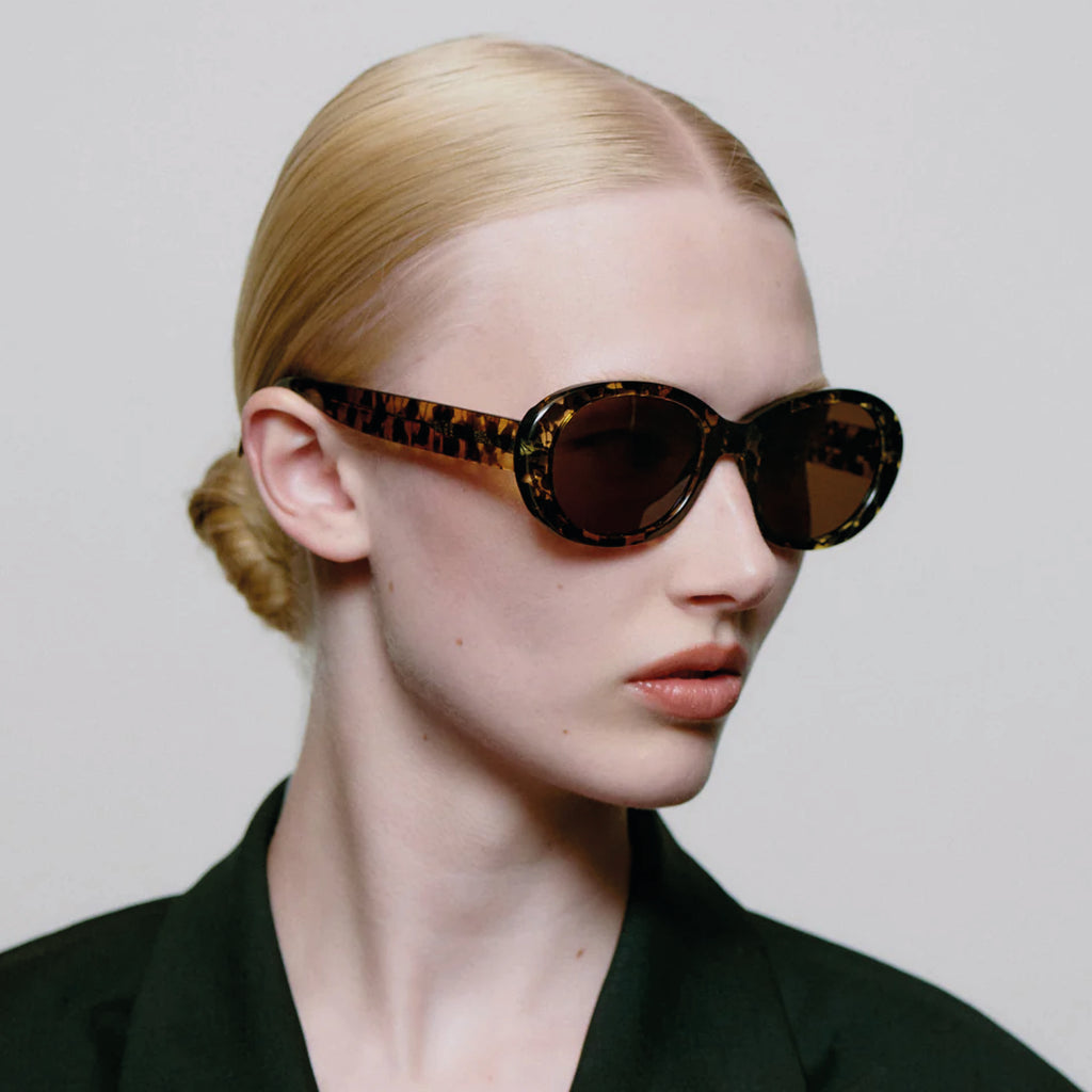 Rounded sunglasses with black/yellow tortoise frame.
A.KJAERBEDE Anma Black Yellow/Tortoise Sunglasses - Jo And Co A.KJAERBEDE Anma Black Yellow/Tortoise Sunglasses - A.KJAERBEDE