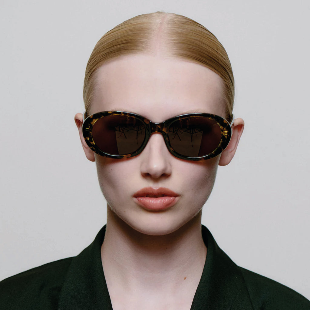 Rounded sunglasses with black/yellow tortoise frame.
A.KJAERBEDE Anma Black Yellow/Tortoise Sunglasses - Jo And Co A.KJAERBEDE Anma Black Yellow/Tortoise Sunglasses - A.KJAERBEDE