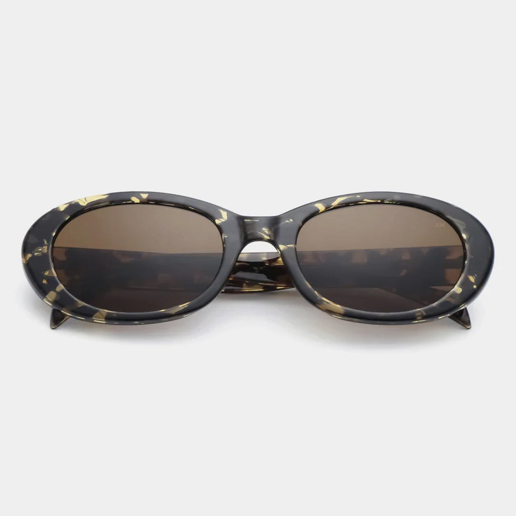 Rounded sunglasses with black/yellow tortoise frame.
A.KJAERBEDE Anma Black Yellow/Tortoise Sunglasses - Jo And Co A.KJAERBEDE Anma Black Yellow/Tortoise Sunglasses - A.KJAERBEDE