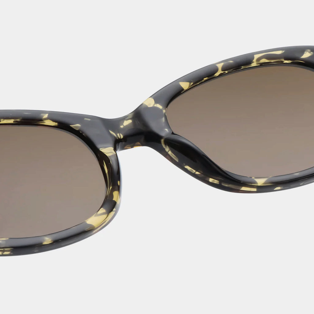 Rounded sunglasses with black/yellow tortoise frame.
A.KJAERBEDE Anma Black Yellow/Tortoise Sunglasses - Jo And Co A.KJAERBEDE Anma Black Yellow/Tortoise Sunglasses - A.KJAERBEDE