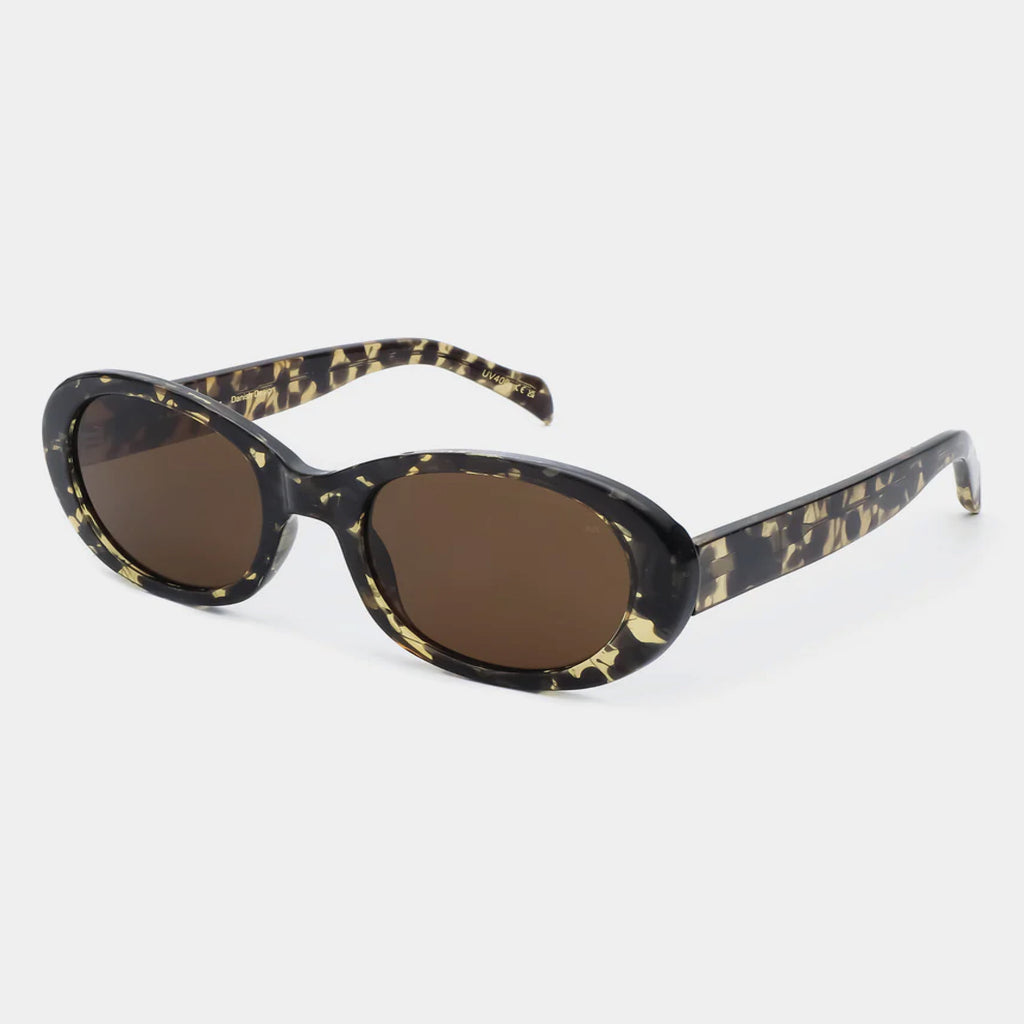 Rounded sunglasses with black/yellow tortoise frame.
A.KJAERBEDE Anma Black Yellow/Tortoise Sunglasses - Jo And Co A.KJAERBEDE Anma Black Yellow/Tortoise Sunglasses - A.KJAERBEDE