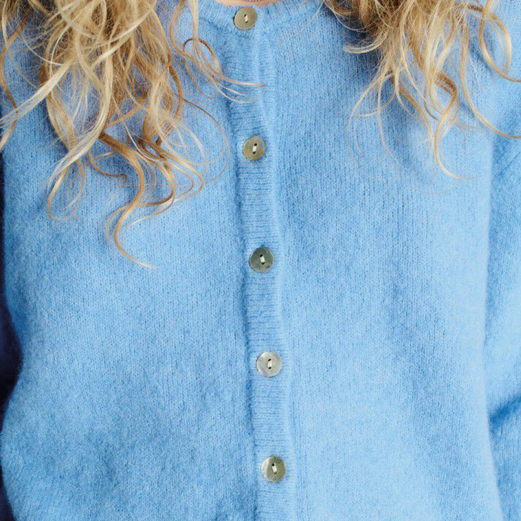 American Vintage Aura Melange Vitow Cardigan in soft blue with button closure and round neck.