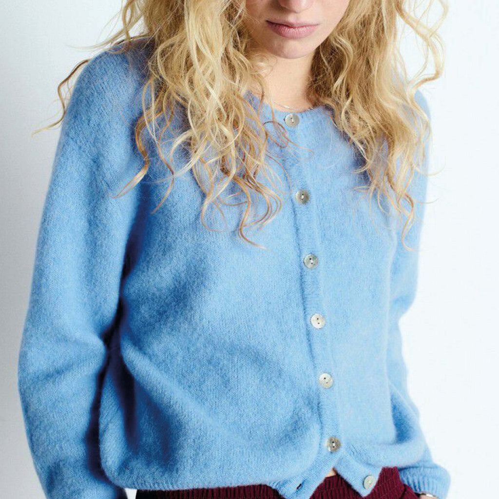 American Vintage Aura Melange Vitow Cardigan in blue with long sleeves and round neck.