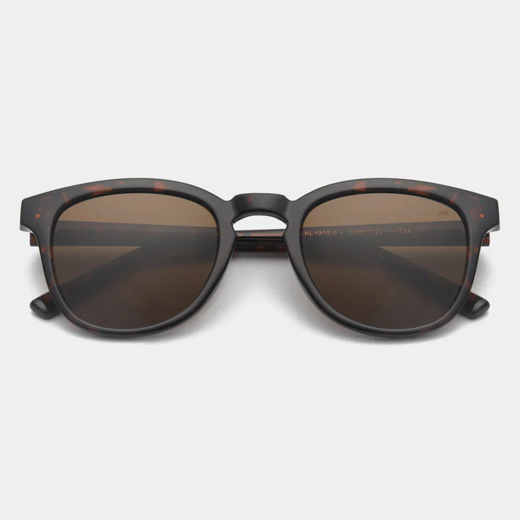 Demi tortoise sunglasses with large frame.
A.KJAERBEDE Bate Demi Tortoise Sunglasses - Jo And Co A.KJAERBEDE Bate Demi Tortoise Sunglasses - A.KJAERBEDE