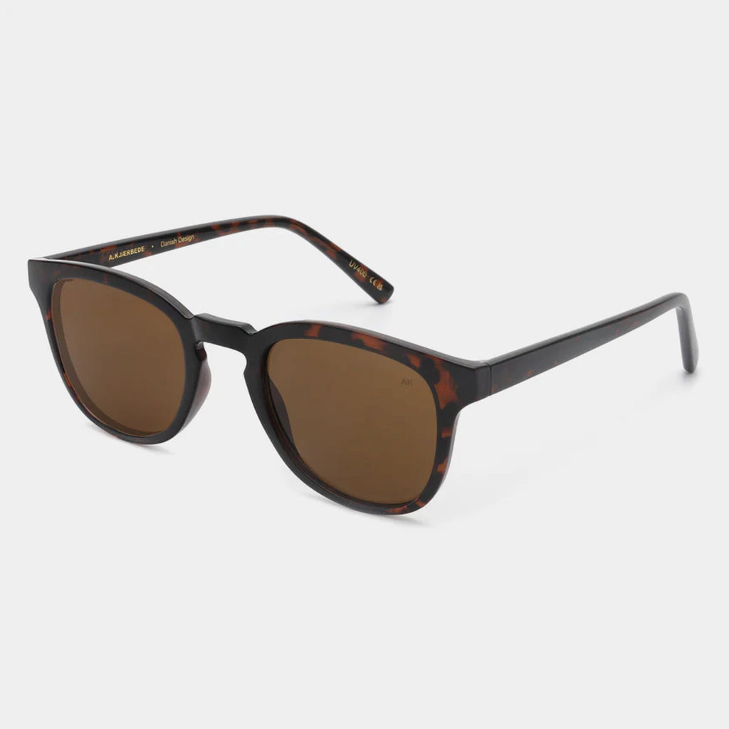 Demi tortoise sunglasses with large frame.
A.KJAERBEDE Bate Demi Tortoise Sunglasses - Jo And Co A.KJAERBEDE Bate Demi Tortoise Sunglasses - A.KJAERBEDE