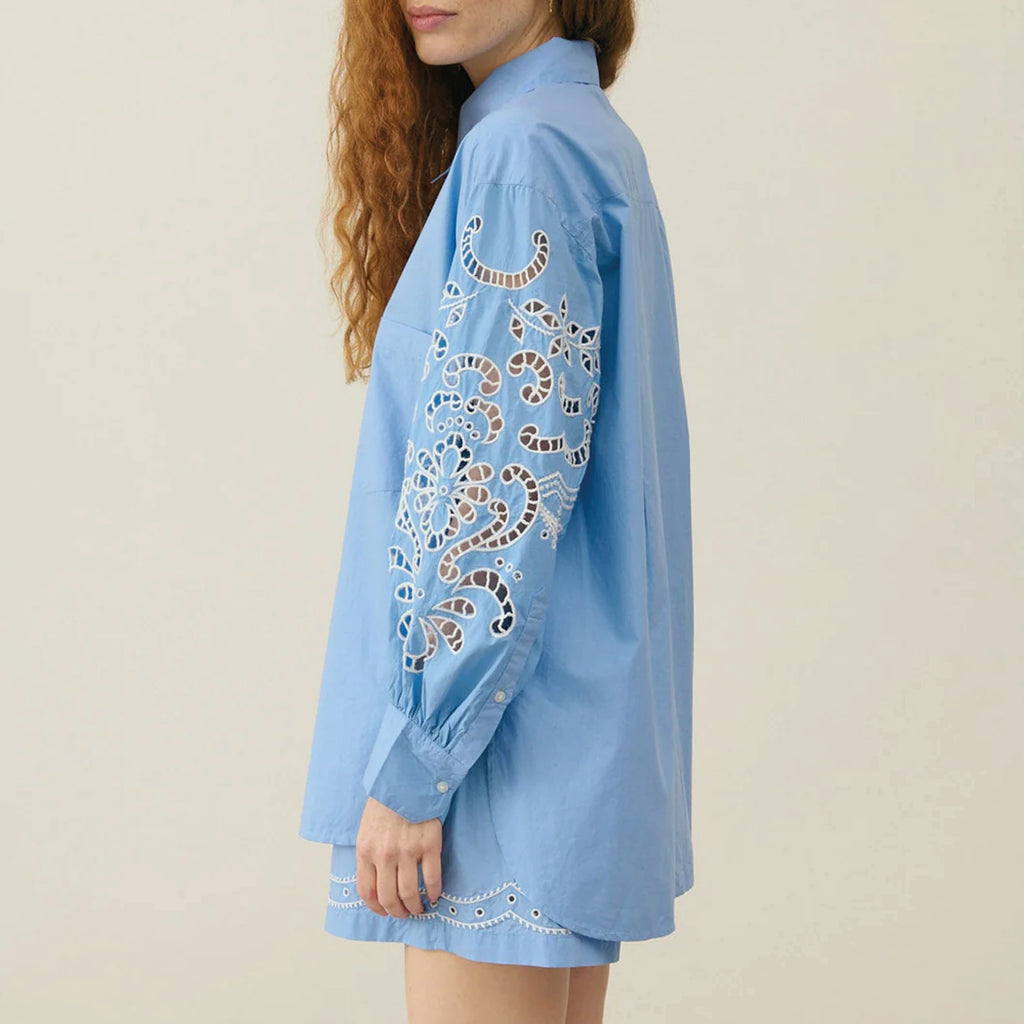 Boxy blue shorts in oversized fit with side pockets, embroidered details and elasticised waist with ties.
Louise Misha Blue Boxy Shorts - Jo And Co Louise Misha Blue Boxy Shorts - Louise Misha