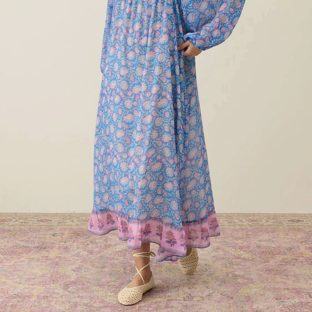 Long dress in lightweight organic cotton, with feminine balloon sleeves with elasticated shape for a relaxed silhouette.
Louise Misha Blue Capri Cove Gypsina Dress - Jo And Co Louise Misha Blue Capri Cove Gypsina Dress - Louise Misha