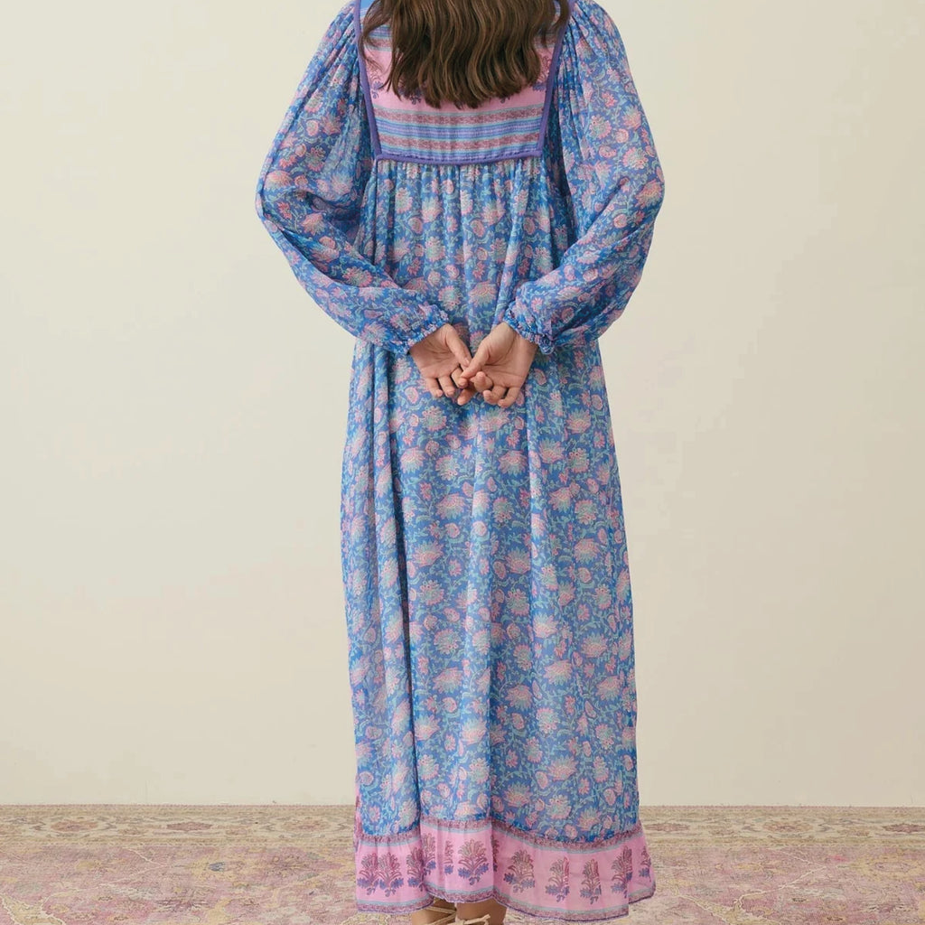 Long dress in lightweight organic cotton, with feminine balloon sleeves with elasticated shape for a relaxed silhouette.
Louise Misha Blue Capri Cove Gypsina Dress - Jo And Co Louise Misha Blue Capri Cove Gypsina Dress - Louise Misha