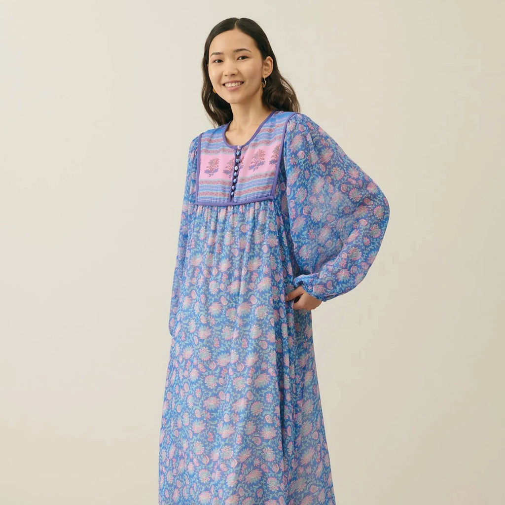 Long dress in lightweight organic cotton, with feminine balloon sleeves with elasticated shape for a relaxed silhouette.
Louise Misha Blue Capri Cove Gypsina Dress - Jo And Co Louise Misha Blue Capri Cove Gypsina Dress - Louise Misha