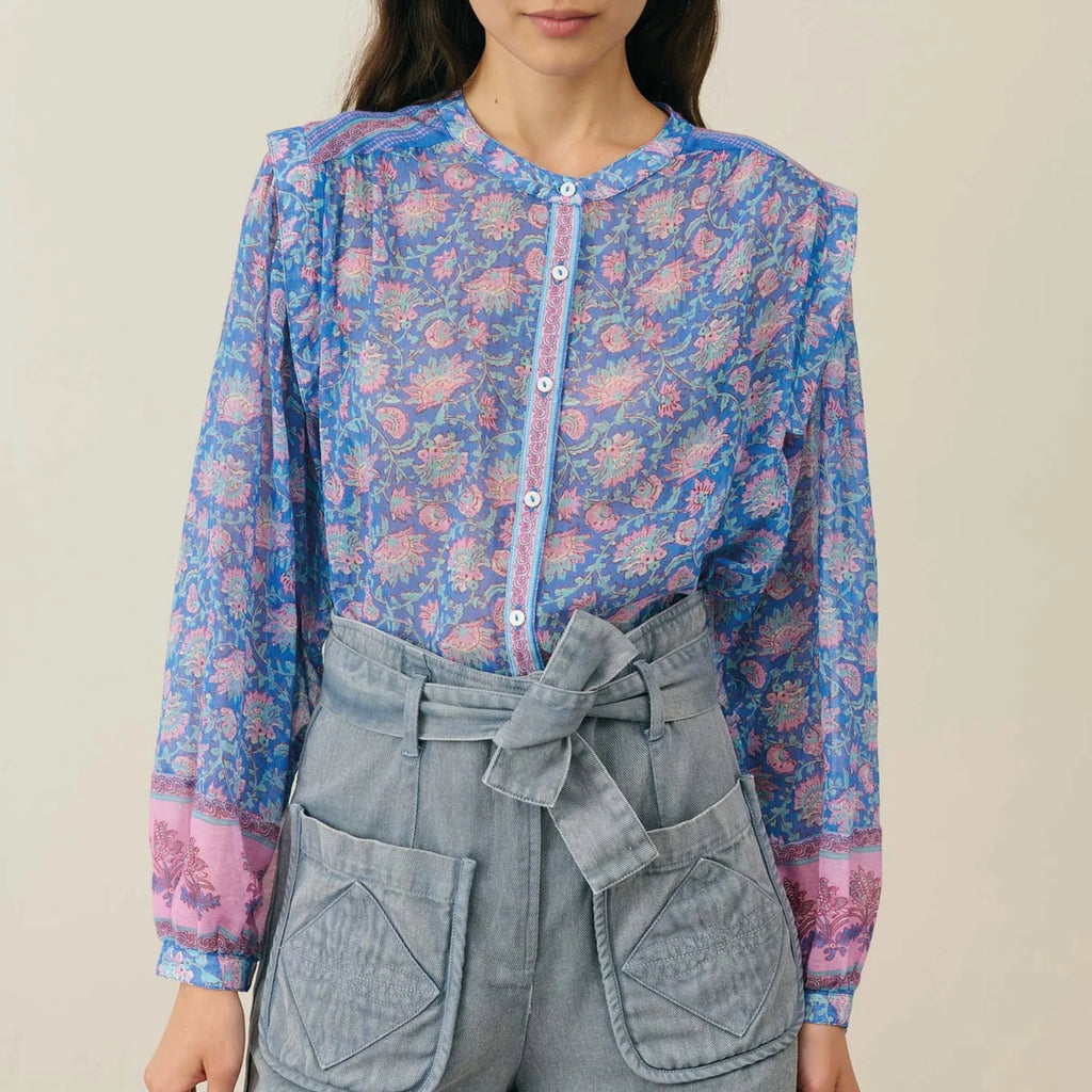 Blouse crafted from lightweight organic cotton with a beautiful print. With frieze detailing on the upper back and bottom of the sleeves.
Louise Misha Blue Capri Cove Jane Blouse - Jo And Co Louise Misha Blue Capri Cove Jane Blouse - Louise Misha