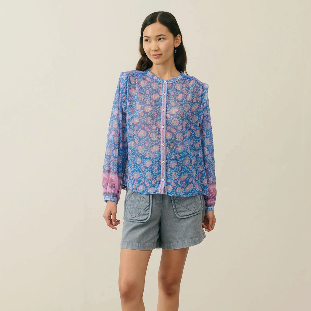 Blouse crafted from lightweight organic cotton with a beautiful print. With frieze detailing on the upper back and bottom of the sleeves.
Louise Misha Blue Capri Cove Jane Blouse - Jo And Co Louise Misha Blue Capri Cove Jane Blouse - Louise Misha