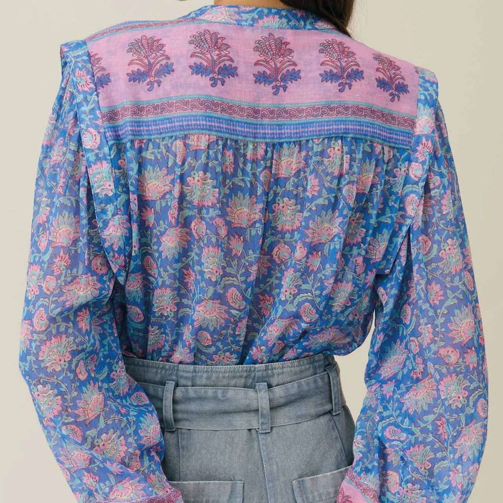 Blouse crafted from lightweight organic cotton with a beautiful print. With frieze detailing on the upper back and bottom of the sleeves.
Louise Misha Blue Capri Cove Jane Blouse - Jo And Co Louise Misha Blue Capri Cove Jane Blouse - Louise Misha