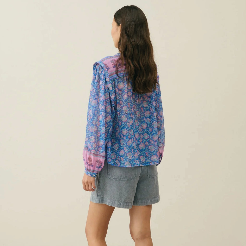 Blouse crafted from lightweight organic cotton with a beautiful print. With frieze detailing on the upper back and bottom of the sleeves.
Louise Misha Blue Capri Cove Jane Blouse - Jo And Co Louise Misha Blue Capri Cove Jane Blouse - Louise Misha