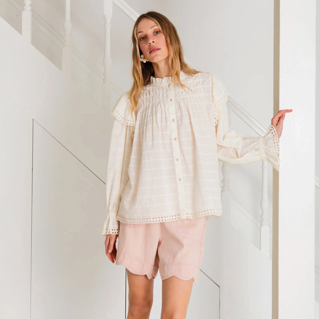 Chalk pink shorts with scalloped hem edges.
Bonté Chalk Pink Mary Shorts - Jo And Co Bonté Chalk Pink Mary Shorts - Bonté