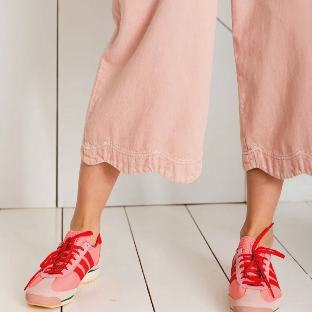 Relaxed fitting three-quarter length wide leg denim trouser in chalk pink with an elasticated back and scallop hem.
Bonté Chalk Pink Aide Trousers - Jo And Co Bonté Chalk Pink Aide Trousers - Bonté