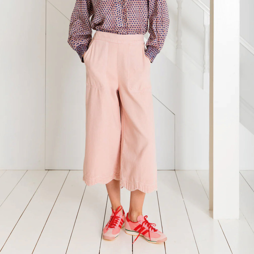 Relaxed fitting three-quarter length wide leg denim trouser in chalk pink with an elasticated back and scallop hem.
Bonté Chalk Pink Aide Trousers - Jo And Co Bonté Chalk Pink Aide Trousers - Bonté