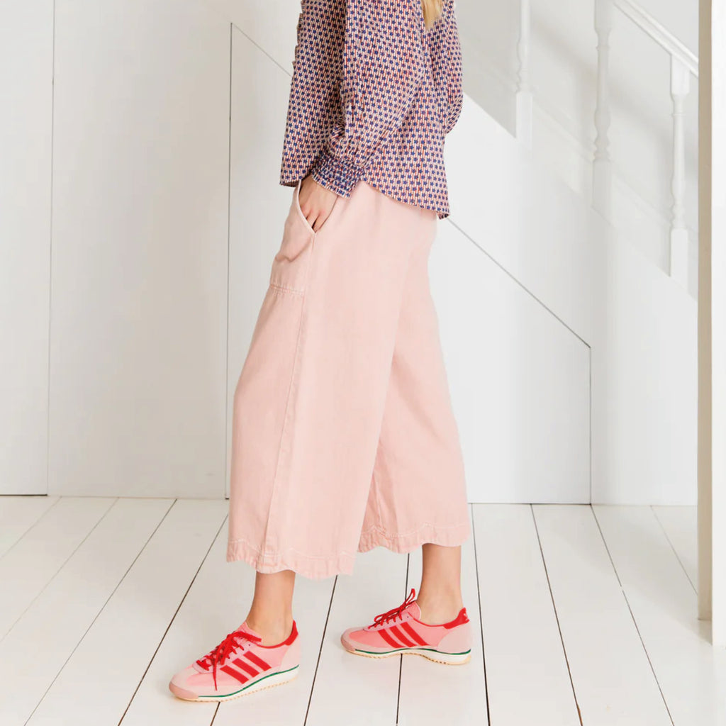 Relaxed fitting three-quarter length wide leg denim trouser in chalk pink with an elasticated back and scallop hem.
Bonté Chalk Pink Aide Trousers - Jo And Co Bonté Chalk Pink Aide Trousers - Bonté