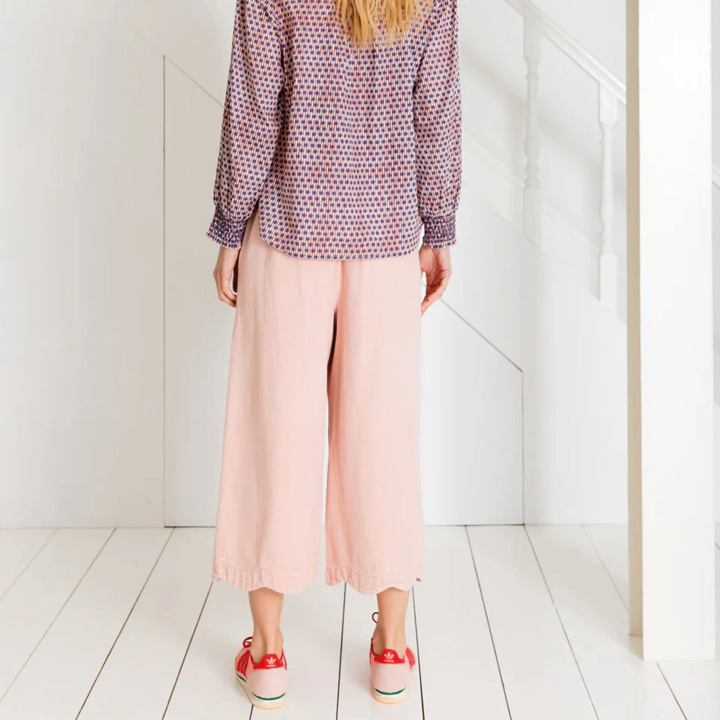 Relaxed fitting three-quarter length wide leg denim trouser in chalk pink with an elasticated back and scallop hem.
Bonté Chalk Pink Aide Trousers - Jo And Co Bonté Chalk Pink Aide Trousers - Bonté