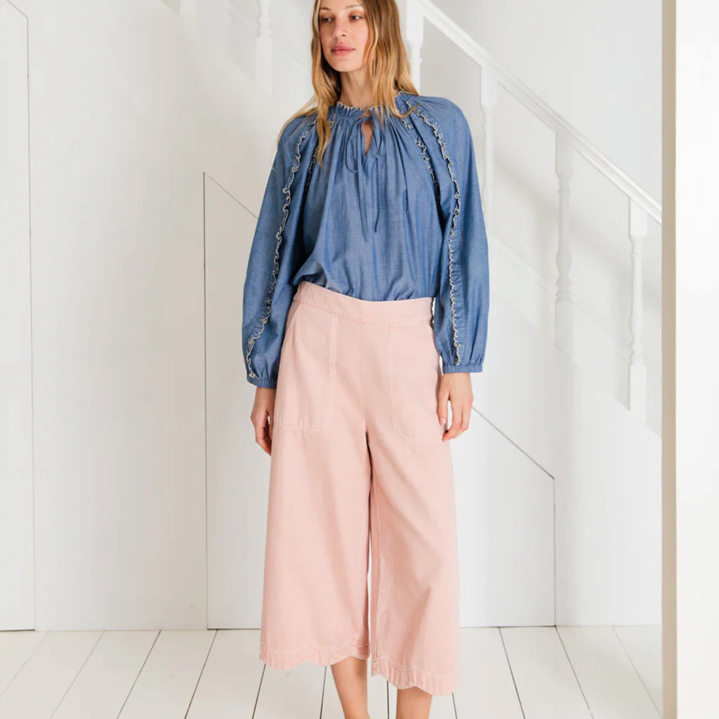 Relaxed fitting three-quarter length wide leg denim trouser in chalk pink with an elasticated back and scallop hem.
Bonté Chalk Pink Aide Trousers - Jo And Co Bonté Chalk Pink Aide Trousers - Bonté