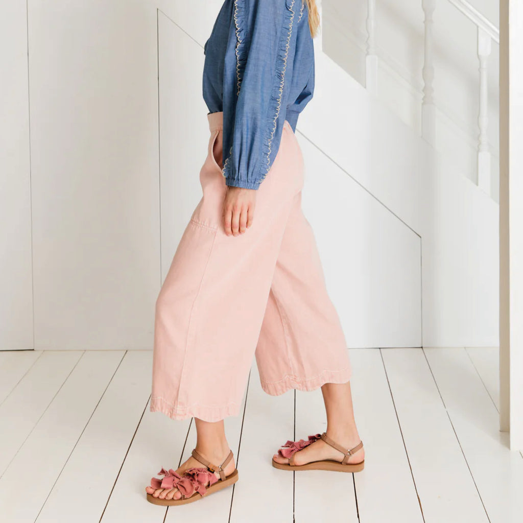 Relaxed fitting three-quarter length wide leg denim trouser in chalk pink with an elasticated back and scallop hem.
Bonté Chalk Pink Aide Trousers - Jo And Co Bonté Chalk Pink Aide Trousers - Bonté