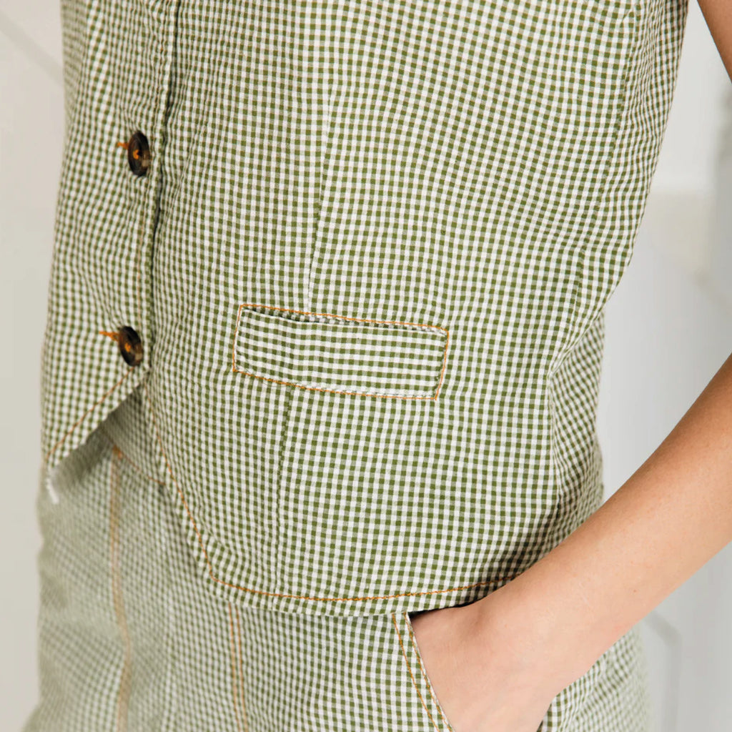 Slim-fitting green waistcoat in an organic cotton seersucker gingham with contrasting tan topstitching and tie detail at the back.
Bonté Green Birgette Top - Jo And Co Bonté Green Birgette Top - Bonté