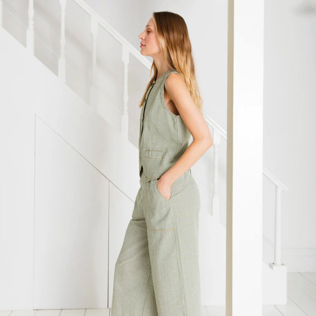 Slim-fitting green waistcoat in an organic cotton seersucker gingham with contrasting tan topstitching and tie detail at the back.
Bonté Green Birgette Top - Jo And Co Bonté Green Birgette Top - Bonté