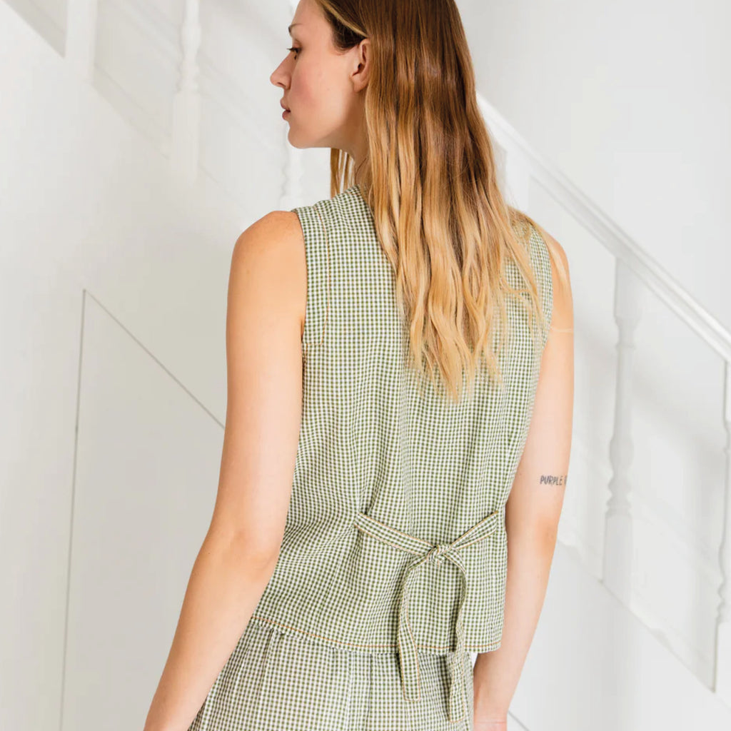 Slim-fitting green waistcoat in an organic cotton seersucker gingham with contrasting tan topstitching and tie detail at the back.
Bonté Green Birgette Top - Jo And Co Bonté Green Birgette Top - Bonté