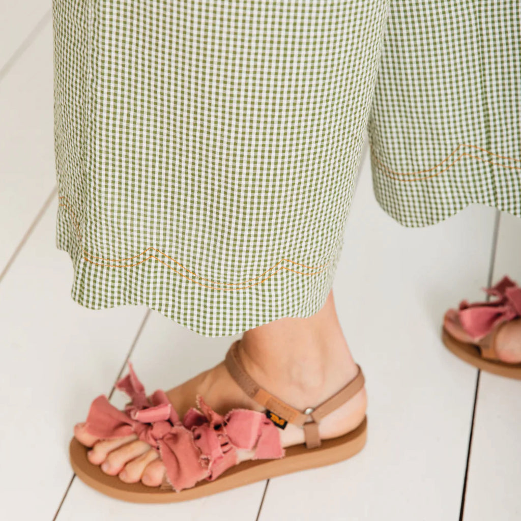 Relaxed fitting three-quarter length wide leg trouser in green cotton seersucker gingham with an elasticated back and scallop hem.
Bonté Green Gingham Aide Trousers - Jo And Co Bonté Green Gingham Aide Trousers - Bonté