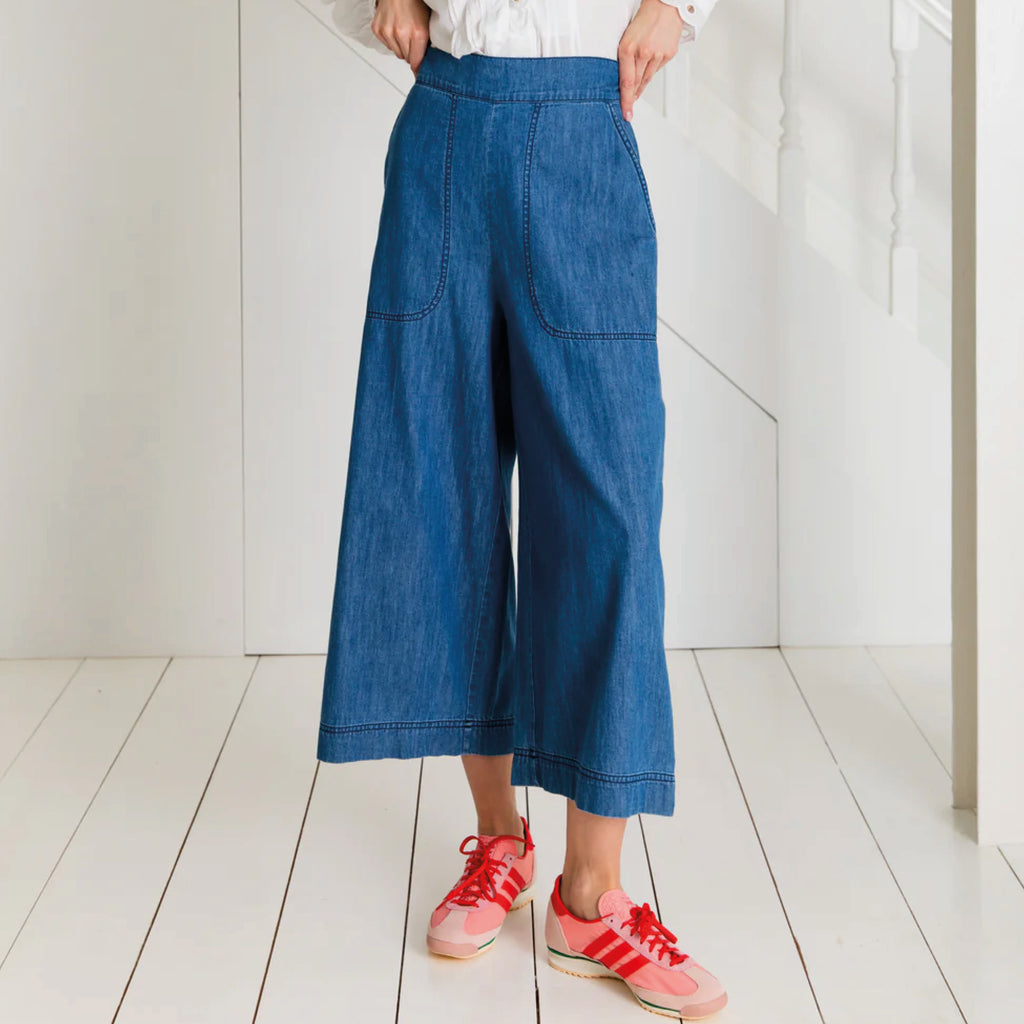 Relaxed fitting three-quarter length, wide-leg pull-on trouser, with an elasticated back, in organic cotton denim in a mid-wash.
Bonté Mid Denim Bijou Trousers - Jo And Co Bonté Mid Denim Bijou Trousers - Bonté