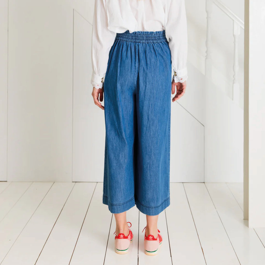 Relaxed fitting three-quarter length, wide-leg pull-on trouser, with an elasticated back, in organic cotton denim in a mid-wash.
Bonté Mid Denim Bijou Trousers - Jo And Co Bonté Mid Denim Bijou Trousers - Bonté