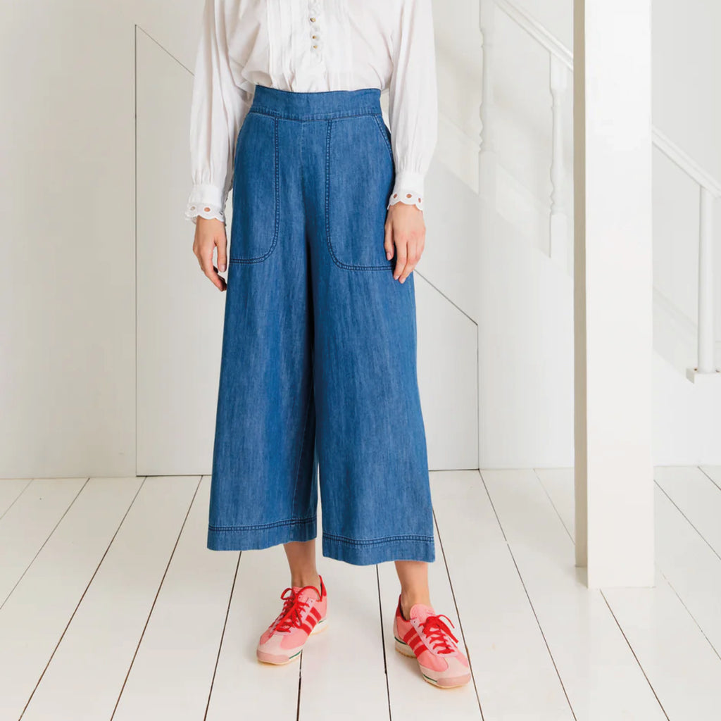 Relaxed fitting three-quarter length, wide-leg pull-on trouser, with an elasticated back, in organic cotton denim in a mid-wash.
Bonté Mid Denim Bijou Trousers - Jo And Co Bonté Mid Denim Bijou Trousers - Bonté