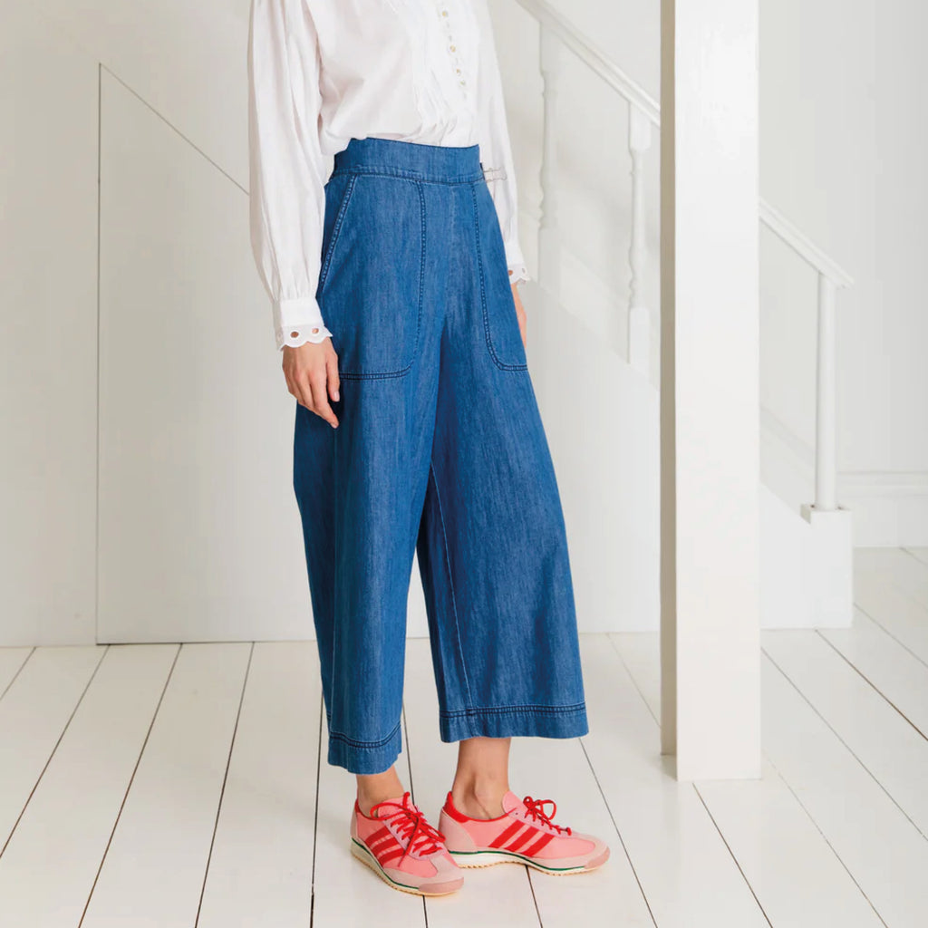 Relaxed fitting three-quarter length, wide-leg pull-on trouser, with an elasticated back, in organic cotton denim in a mid-wash.
Bonté Mid Denim Bijou Trousers - Jo And Co Bonté Mid Denim Bijou Trousers - Bonté