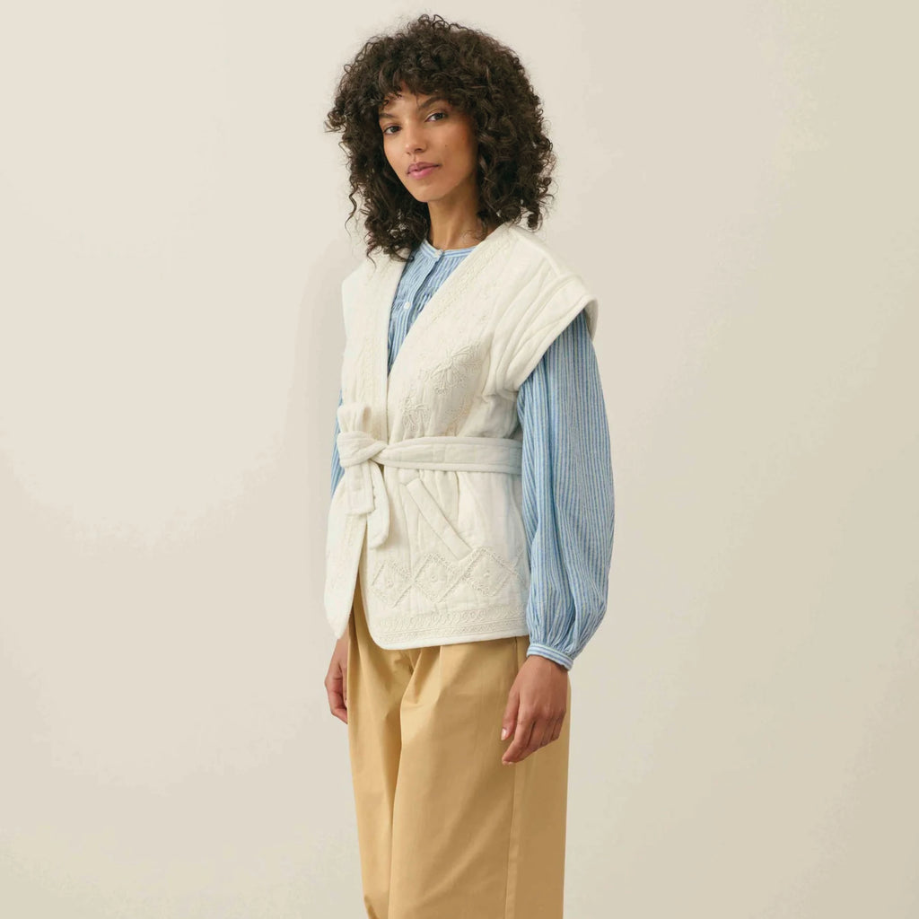 Sleeveless quilted cream jacket in double cotton gauze with tone-on-tone textured embroidery.
Louise Misha Cream Andrea Sleeveless Jacket - Jo And Co Louise Misha Cream Andrea Sleeveless Jacket - Louise Misha