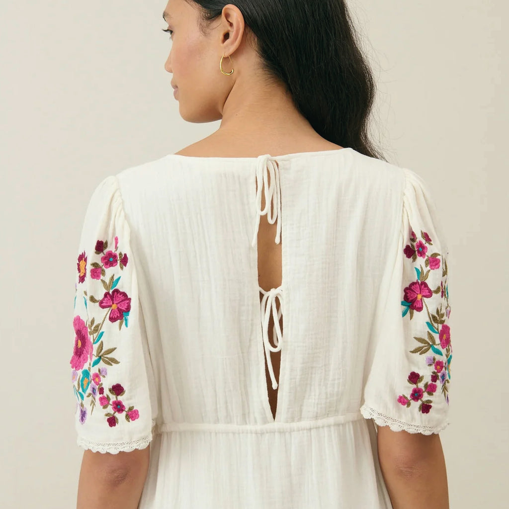 Long cream dress in organic cotton with plunging V-neck, tear drop back opening and embroidered butterfly sleeves with lace edges.
Louise Misha Cream Balina Dress - Jo And Co Louise Misha Cream Balina Dress - Louise Misha