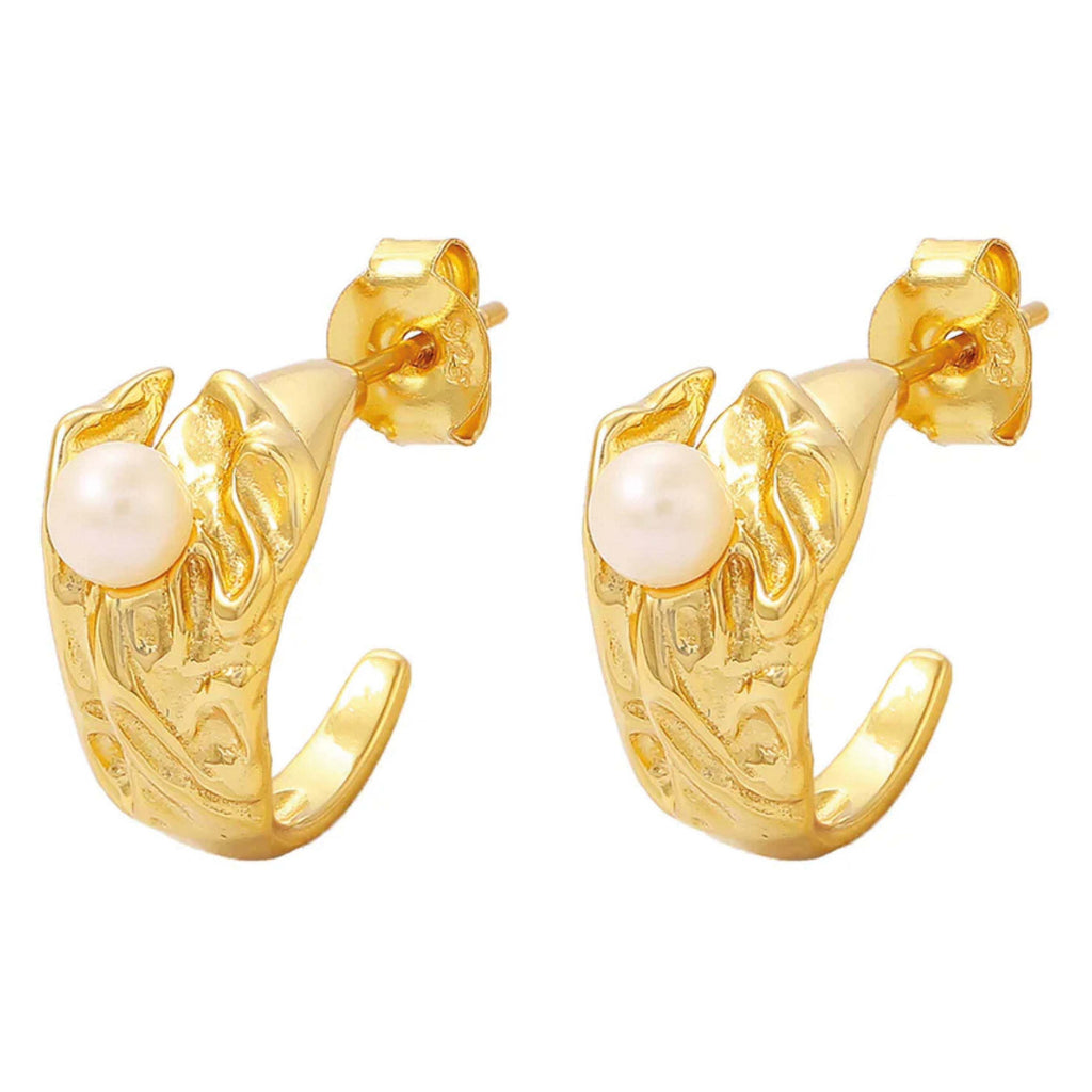 Hultquist Copenhagen Kamma Pearl Earrings, 18K gold plated, unique hammerhit design, freshwater pearls.