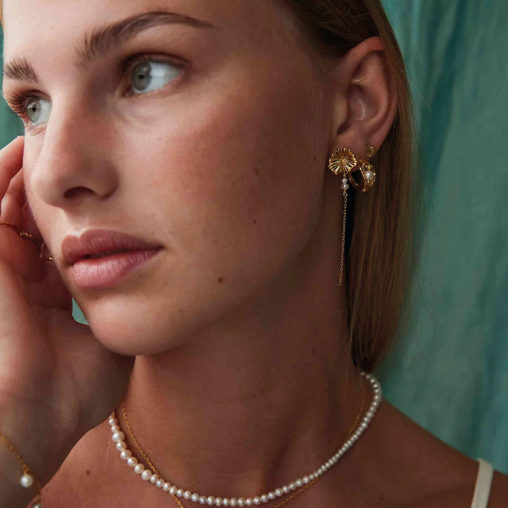 Hultquist Copenhagen Kamma Pearl Earrings with freshwater pearls and 18K gold-plated sterling silver, worn by a woman.