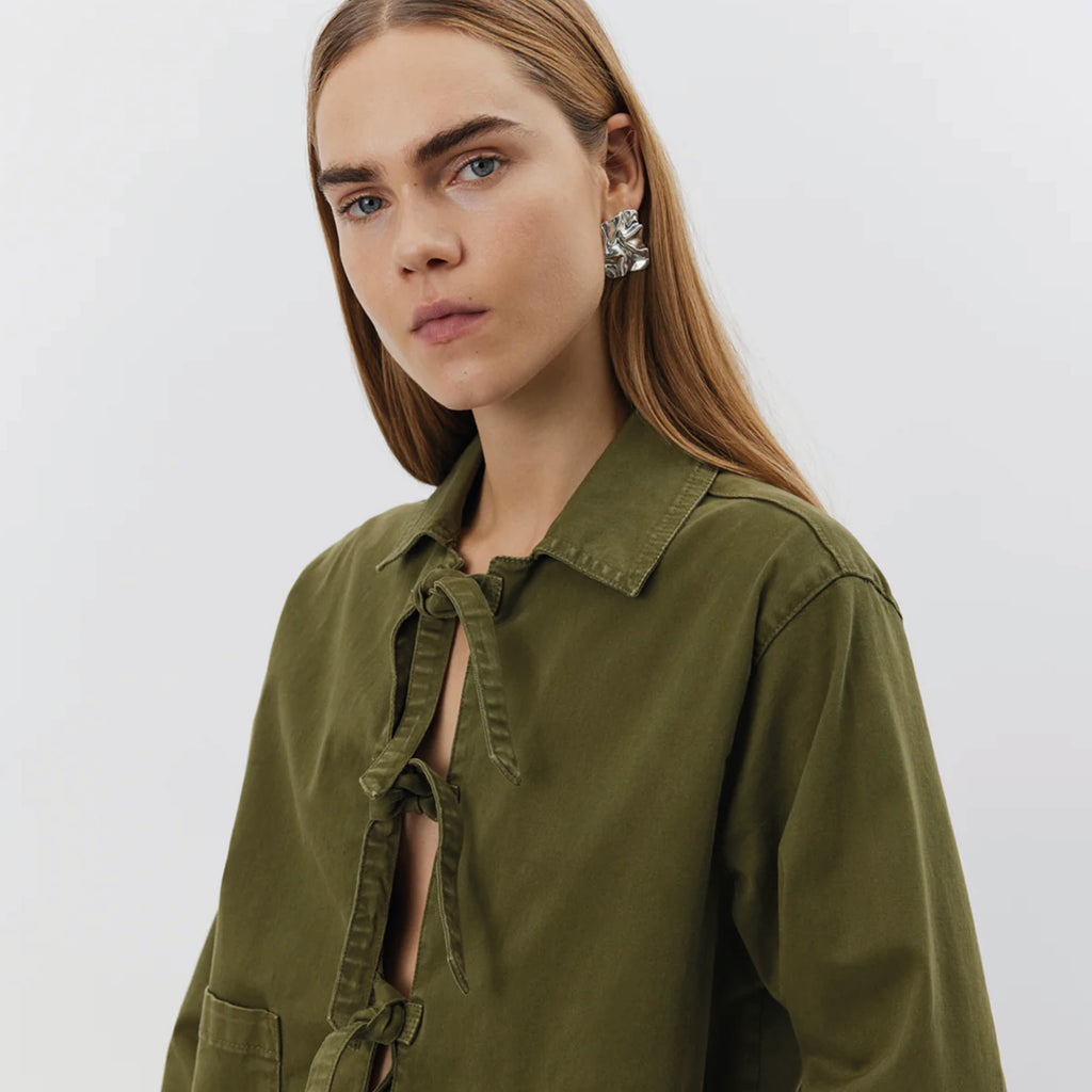 Khaki army green denim jacket with tie front closure and two large front pockets.
Sofie Schnoor Khaki Army Jacket - Jo And Co Sofie Schnoor Khaki Army Jacket - Sofie Schnoor