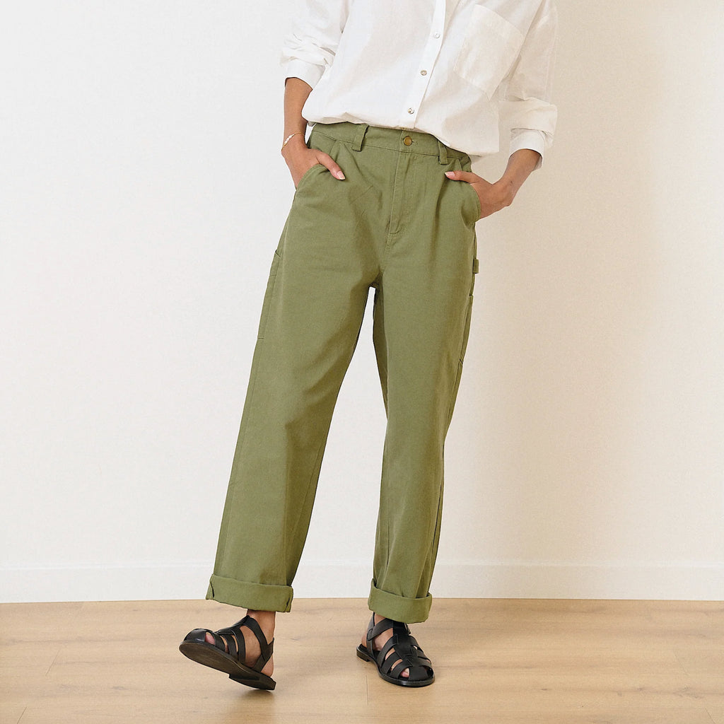 Garance Paris Khaki Volny Straight Trousers with high waist and pockets.
Garance Paris Khaki Volny Straight Trousers - Jo And Co Garance Paris Khaki Volny Straight Trousers - Garance Paris