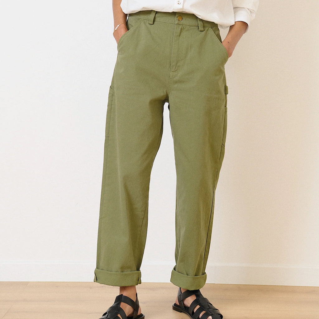 Garance Paris Khaki Volny Straight Trousers with high waist and pockets.
Garance Paris Khaki Volny Straight Trousers - Jo And Co Garance Paris Khaki Volny Straight Trousers - Garance Paris