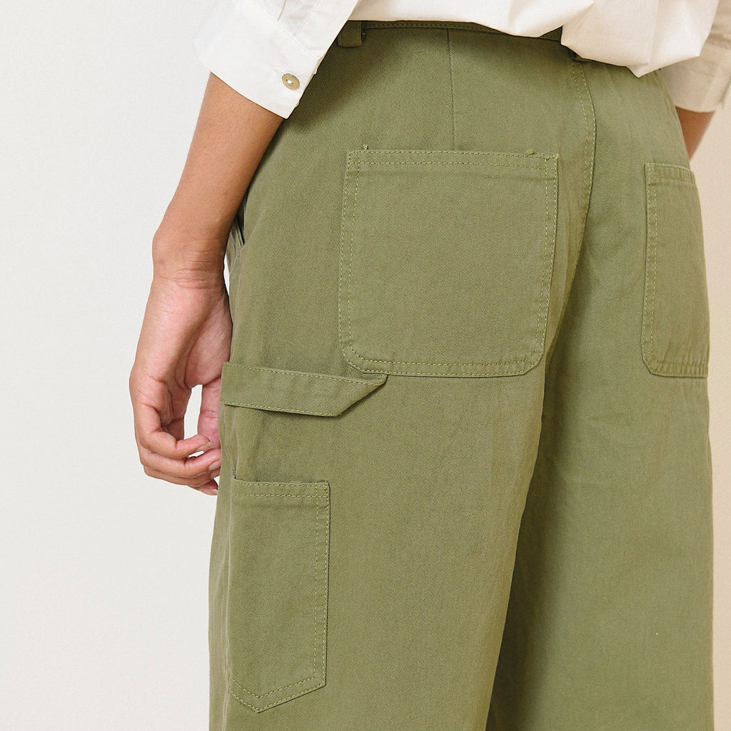 Garance Paris Khaki Volny Straight Trousers with high waist and pockets.
Garance Paris Khaki Volny Straight Trousers - Jo And Co Garance Paris Khaki Volny Straight Trousers - Garance Paris