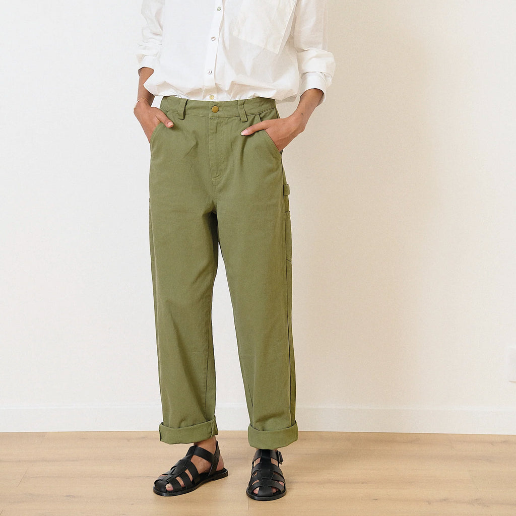 Garance Paris Khaki Volny Straight Trousers with high waist and pockets.
Garance Paris Khaki Volny Straight Trousers - Jo And Co Garance Paris Khaki Volny Straight Trousers - Garance Paris