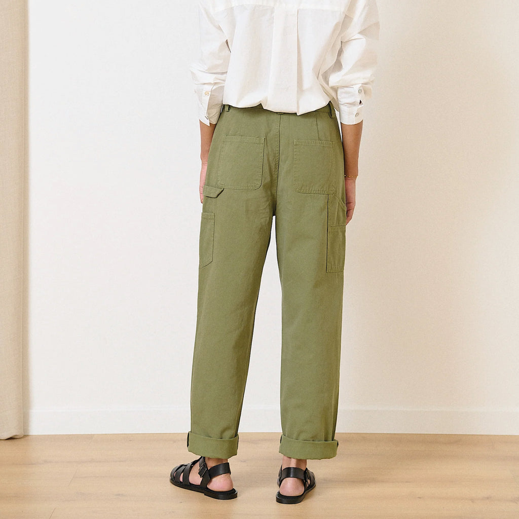 Garance Paris Khaki Volny Straight Trousers with high waist and pockets.
Garance Paris Khaki Volny Straight Trousers - Jo And Co Garance Paris Khaki Volny Straight Trousers - Garance Paris