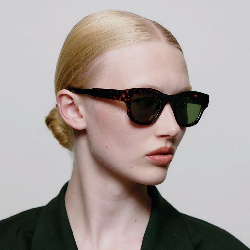 Tortoise shell frame sunglasses with linear bottom and a rounded top and green lens.
A.KJAERBEDE Lane Demi Tortoise Sunglasses - Jo And Co A.KJAERBEDE Lane Demi Tortoise Sunglasses - A.KJAERBEDE