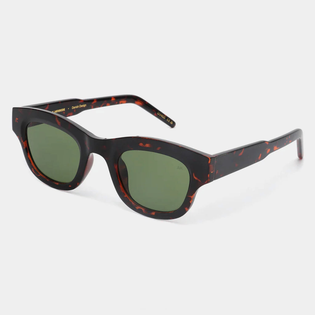 Tortoise shell frame sunglasses with linear bottom and a rounded top and green lens.
A.KJAERBEDE Lane Demi Tortoise Sunglasses - Jo And Co A.KJAERBEDE Lane Demi Tortoise Sunglasses - A.KJAERBEDE