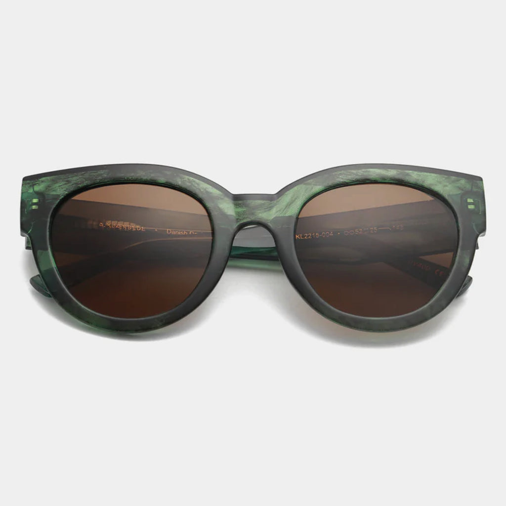 Oversized green marble frame sunglasses.
A.KJAERBEDE Lilly Green Marble Transparent Sunglasses - Jo And Co A.KJAERBEDE Lilly Green Marble Transparent Sunglasses - A.KJAERBEDE 