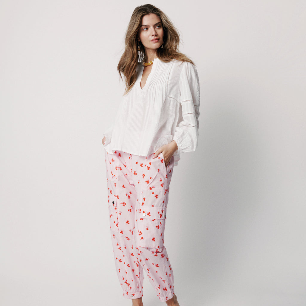 White shirt with round neck hole and a tiny opening, thin pleated panels and broderie details.
Moliin Copenhagen White Kayla Blouse - Jo And Co Moliin Copenhagen White Kayla Blouse - Moliin Copenhagen