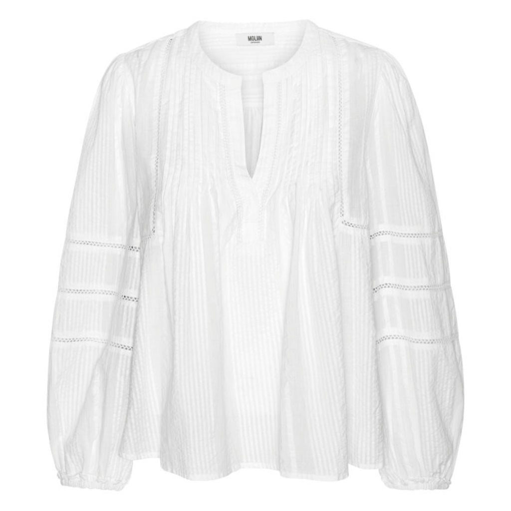 White shirt with round neck hole and a tiny opening, thin pleated panels and broderie details.
Moliin Copenhagen White Kayla Blouse - Jo And Co Moliin Copenhagen White Kayla Blouse - Moliin Copenhagen