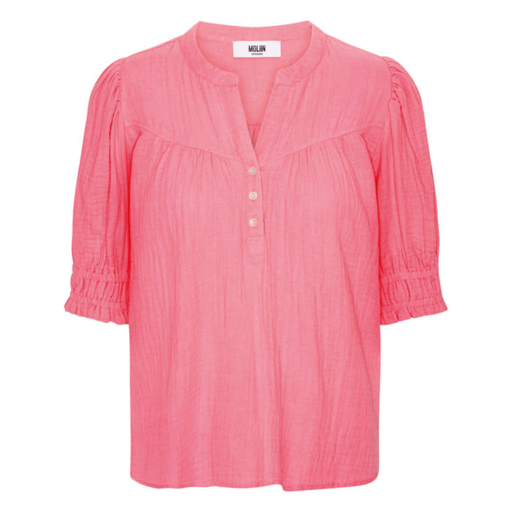 Feminine pink shirt with round neckline, detailed with thin pleated panels and small broderie details.
Moliin Copenhagen Morning Glory Owen Blouse - Jo And Co Moliin Copenhagen Morning Glory Owen Blouse - Moliin Copenhagen