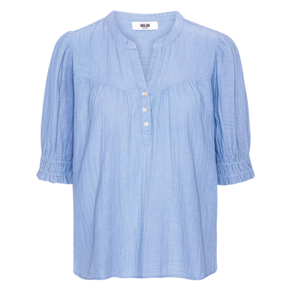 Feminine blue shirt with round neckline, detailed with thin pleated panels and small broderie details.
Moliin Copenhagen Open Air Owen Blouse - Jo And Co Moliin Copenhagen Open Air Owen Blouse - Moliin Copenhagen