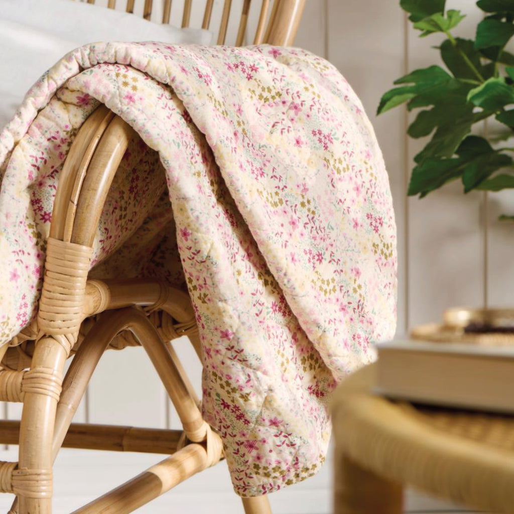 Quilted blanket in decorative floral pattern W: 130 L: 180cm
Multicoloured Flower Quilt - Jo And Co Multicoloured Flower Quilt